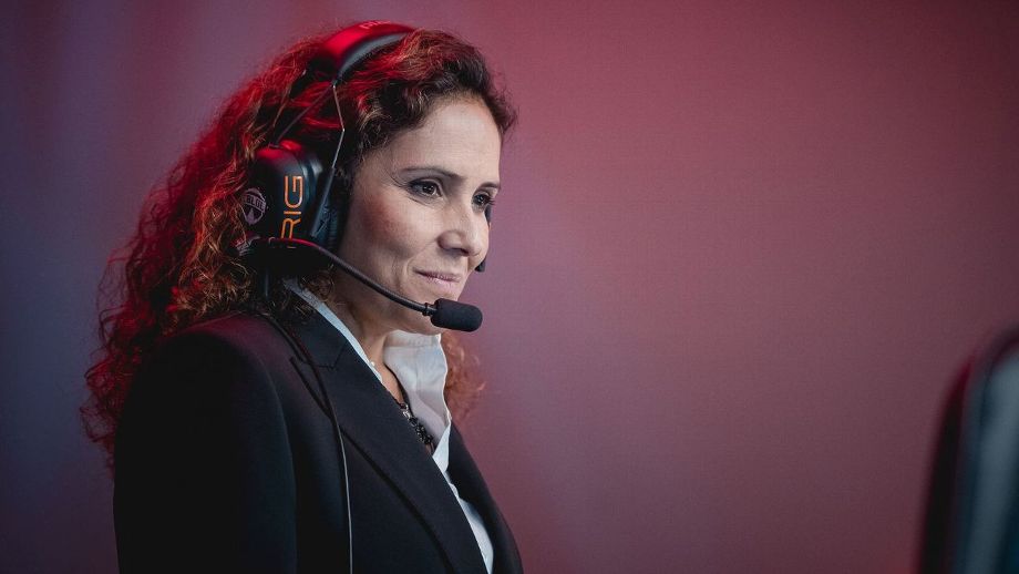 Alessandra Dutra foi a primeira mulher a pisar no palco do CBLoL com uma equipe Riot Games